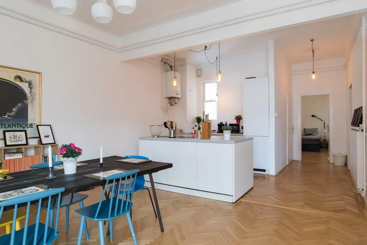 Klauzal Apartment W/3 Bedrooms, French Balcony Budapest