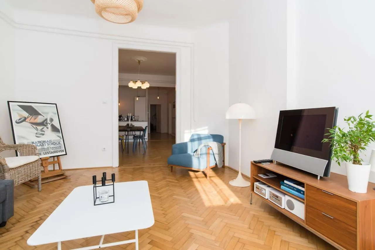 Klauzal Apartment W/3 Bedrooms, French Balcony Budapest