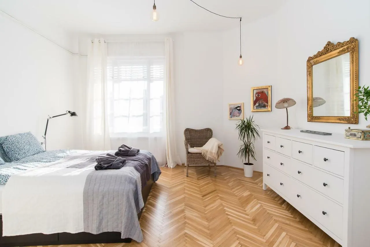 Klauzal Apartment W/3 Bedrooms, French Balcony Budapest