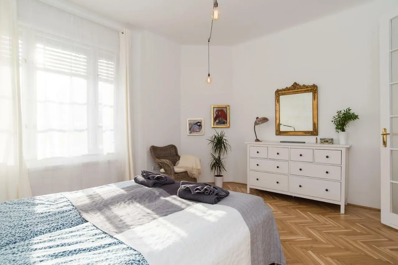 Klauzal Apartment W/3 Bedrooms, French Balcony Budapest